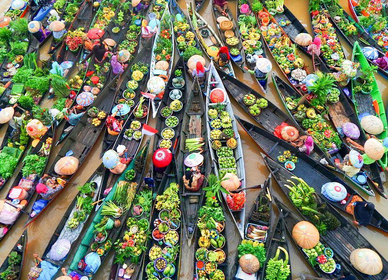 Pasar Terapung penuh dengan perahu yang digunakan untuk pedagang menjual dagangannya